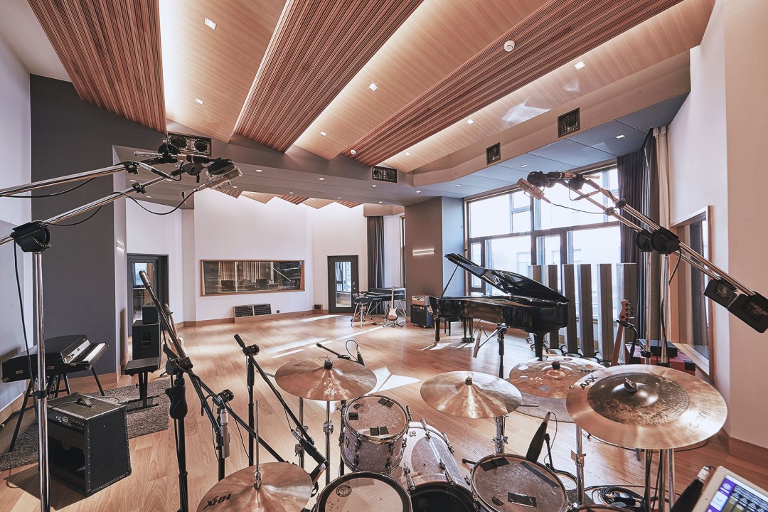 Microphone positioning for recording drums in the studio